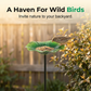 Mangeoire à oiseaux colorée servant de tuteur pour les fleurs du jardin
