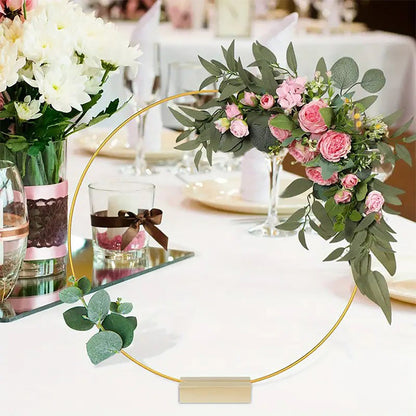 Centre de table floral en métal doré avec support en bois