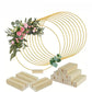 Centre de table floral en métal doré avec support en bois